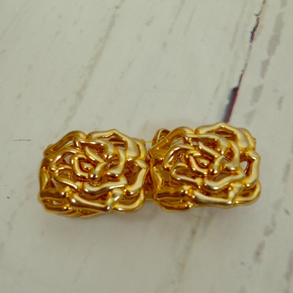 🆕Gold-toned Magnolia Bracelet - Expands - Picture 5 of 7